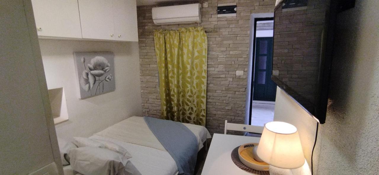 Tiny Studio In City Center Stone House Split Exterior photo