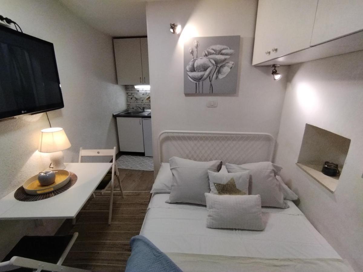 Tiny Studio In City Center Stone House Split Exterior photo