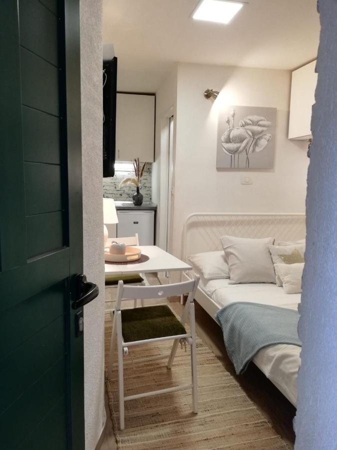 Tiny Studio In City Center Stone House Split Exterior photo