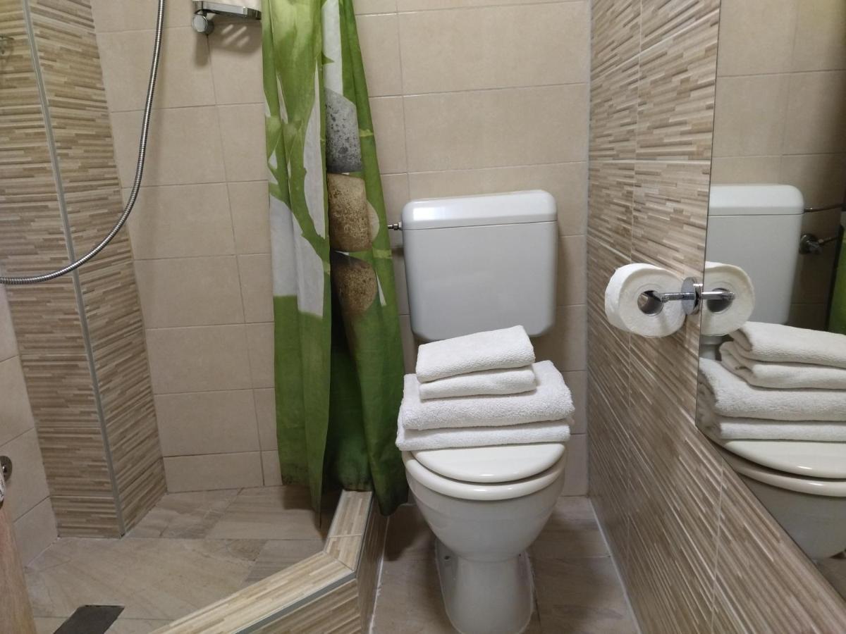 Tiny Studio In City Center Stone House Split Exterior photo