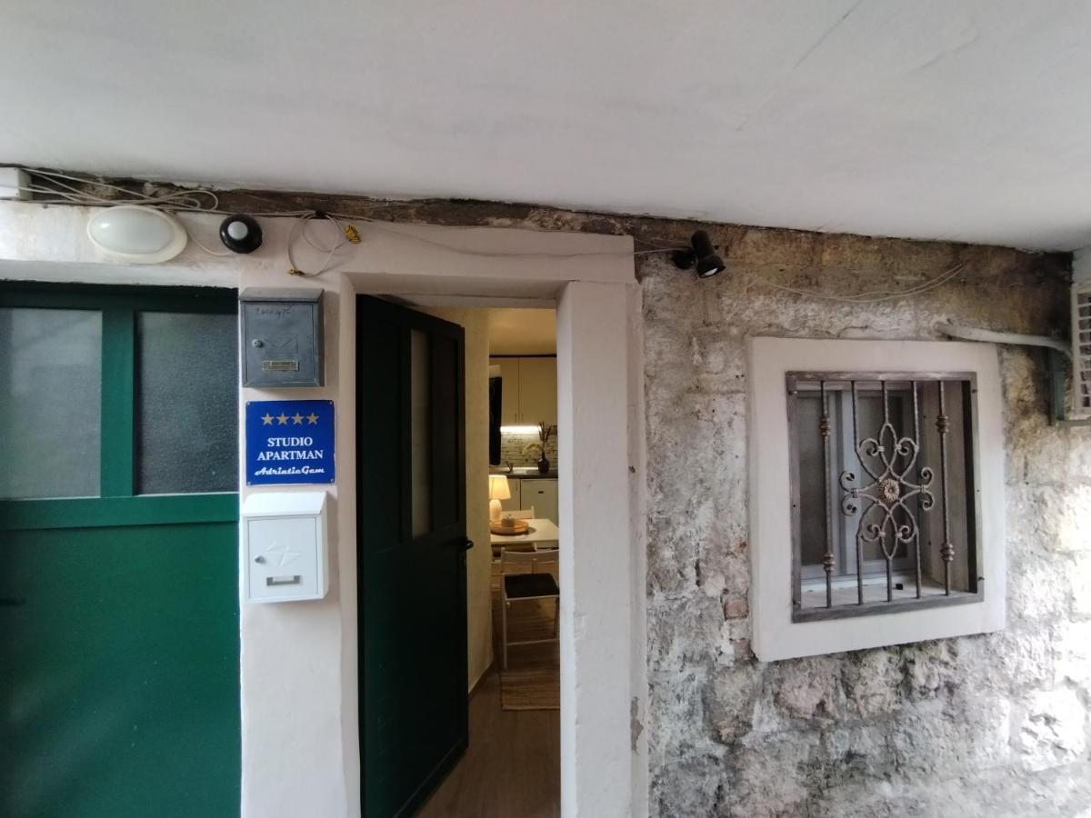 Tiny Studio In City Center Stone House Split Exterior photo